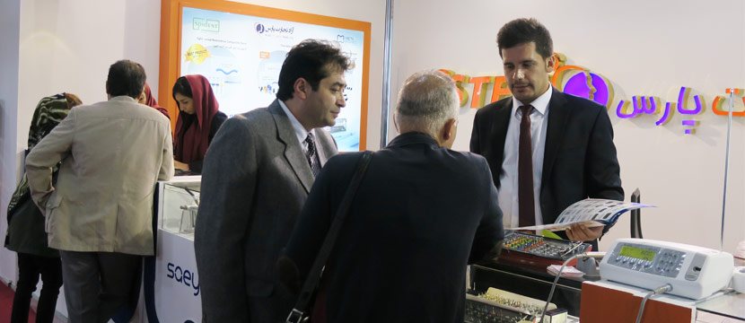 حضورکارشناسان فروش و دندانپزشکان در غرفه آزاد تجارت پارس 