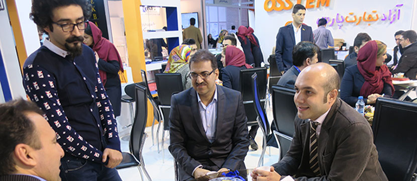 حضور دندانپزشکان و مدیر عامل شرکت آزاد تجارت پارس آقای عباسی در غرفه