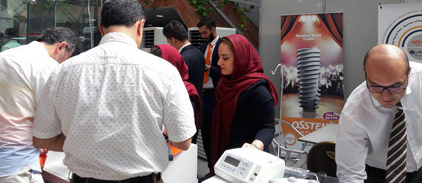 کارشناسان فروش در حال خدمت رسانی به مراجعه کنندگان محترم
