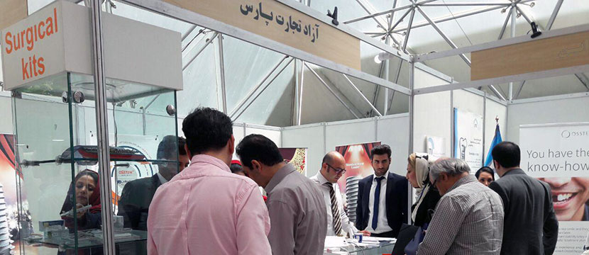 کارشناسان فروش در حال خدمت رسانی به مراجعه کنندگان محترم