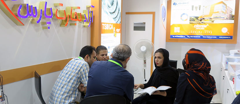 کارشناس فروش - سرکار خانم سپهر در حال توضیح دادن به دندانپزشکان محترم