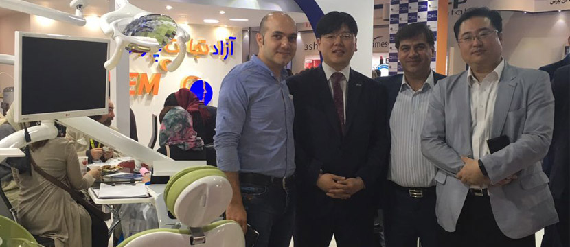 تیم خدمات پس از فروش و نمایندگان کره در رو نمایی از یونیت آستم